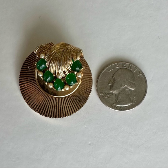 Vintage Signed BOUCHER Designer Circle Gold w Emerald & Pearl Pin Brooch - Picture 9 of 9